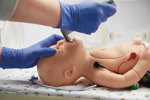 Simulator Baby C.H.A.R.L.I.E. pentru resuscitare neonatală cu ECG