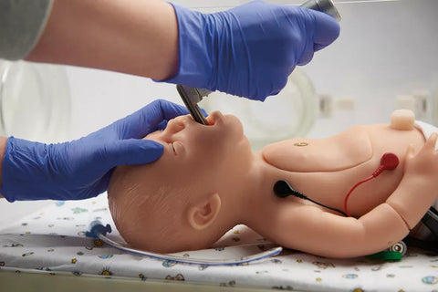 Simulator C.H.A.R.L.I.E. pentru sugari pentru reanimare neonatală fără ECG