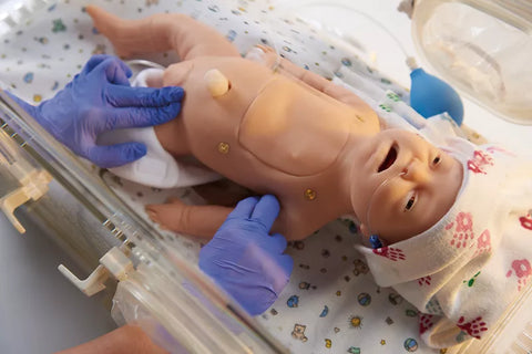 Simulator Baby C.H.A.R.L.I.E. pentru resuscitare neonatală cu ECG