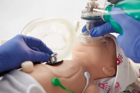 Simulator Baby C.H.A.R.L.I.E. pentru resuscitare neonatală cu ECG