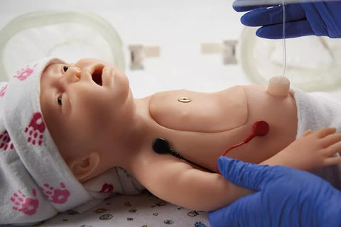 Simulator Baby C.H.A.R.L.I.E. pentru resuscitare neonatală cu ECG