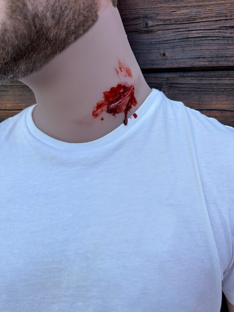 Moulage rană din înjunghiere pe gât