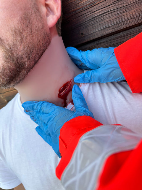 Moulage rană din înjunghiere pe gât