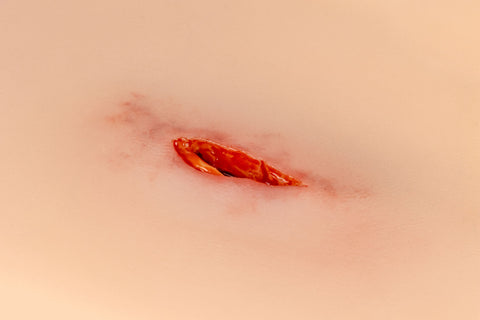 Moulage rană din înjunghiere în coapsă