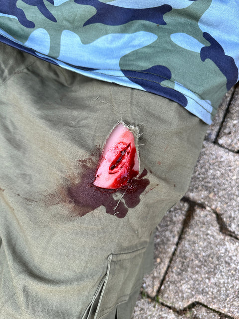 Moulage rană din înjunghiere în coapsă