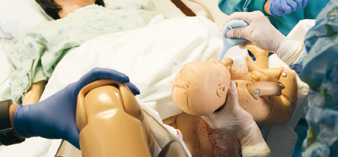 Simulator de naștere matern și neonatal de bază „Lucy"